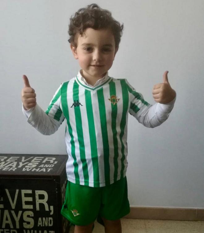 Gabriel, de cuatro años, con la camiseta del Real Betis que le trajeron los Reyes Magos.