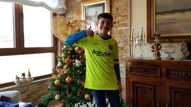 Denis Fajardo, con su camiseta del Barcelona que le trajeron los Reyes Magos.