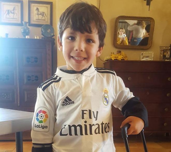 Sandro, de cuatro años, con la camiseta del Real Madrid que le trajeron los Reyes Magos.