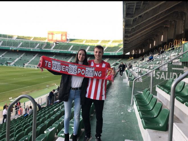 Ana Serrano y Antonio López, viendo el Elche-Sporting en el Martínez Valero (Foto: @anukirmucf).