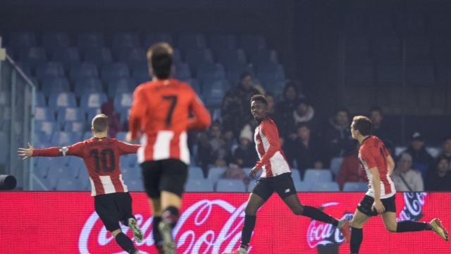 Muniain acude a felicitar a su 'broder' Iñaki Williams por el 1-2 en Balaídos (Foto: LaLiga Santander).