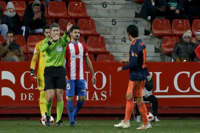 Undiano Mallenco concede el gol del Valencia tras consultar al VAR (Foto: Luis Manso).