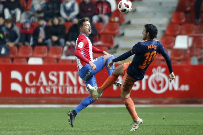 Parejo disputa un balón en el Sporting-Valencia de la Copa del Rey (Foto: Luis Manso).