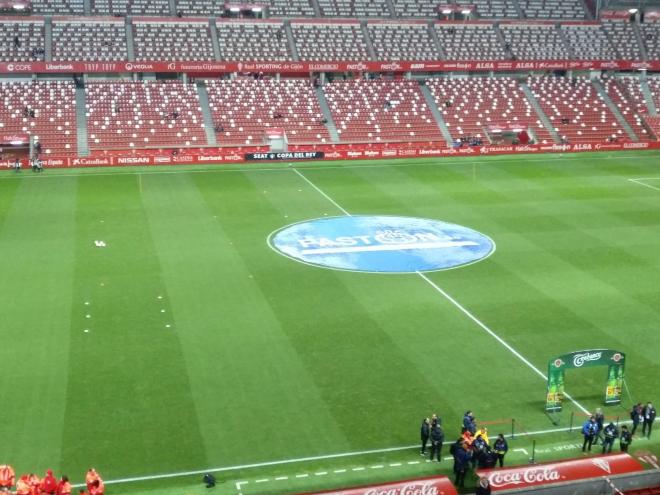 Estadio de El Molinón, horas antes de  un partido..