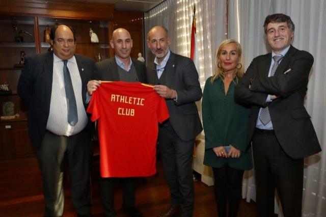 Rubiales ha entregado a Elizegi dos camisetas rotuladas de la selección española (Foto: RFEF).