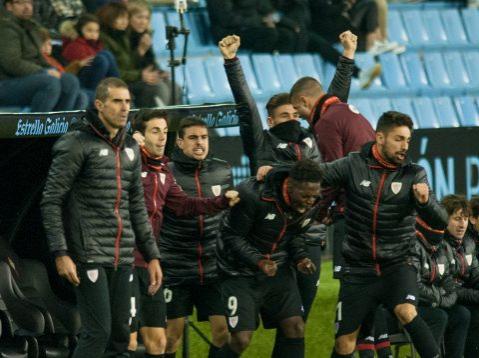 Gaizka Garitano y sus jugadores celebran la victoria en Balaídos (Foto: Athletic Club).