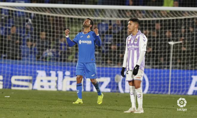 Ángel Rodríguez celebra, ante Leo Suárez, el gol de la victoria del Getafe Cf (Foto: LaLiga).