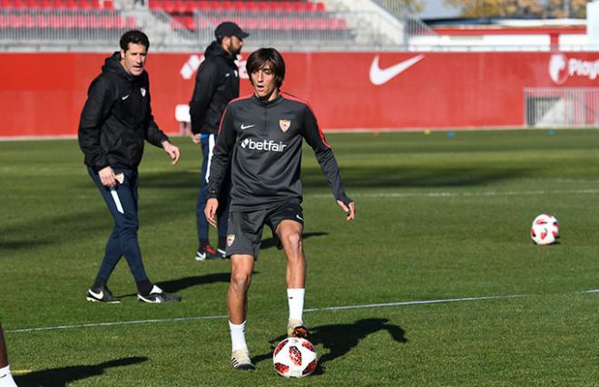 Bryan Gil, en un entrenamiento del Sevilla (Foto: Kiko Hurtado).