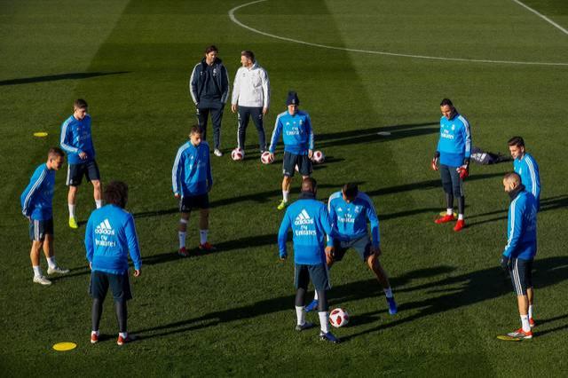 Solari observa un entrenamiento del Real Madrid.