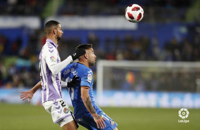 Joaquín intenta despejar un balón rival en el Getafe-Real Valladolid (Foto: LaLiga).