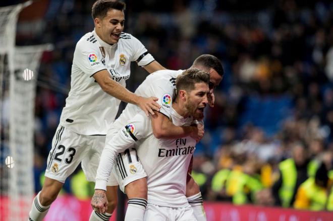 Reguilón celebra un gol de Sergio Ramos en el Real Madrid-Leganés.
