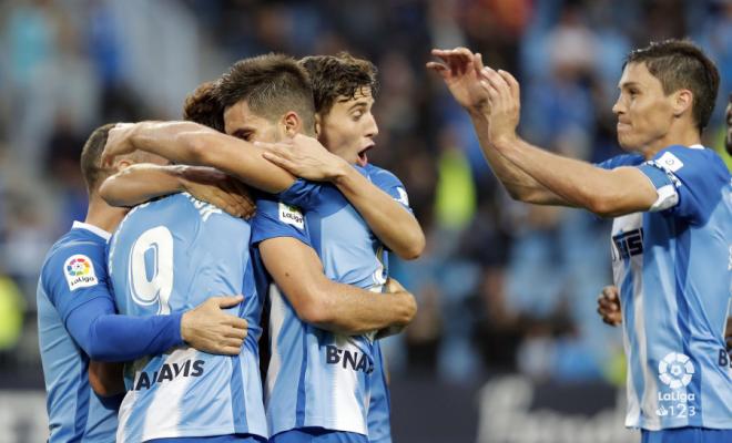 Los jugadores del Málaga se abrazan tras un gol (Foto: LaLiga).