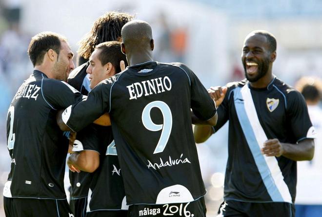 El Málaga celebra un gol de Juanmi en el 3-5 en La Romareda (Foto: EFE).