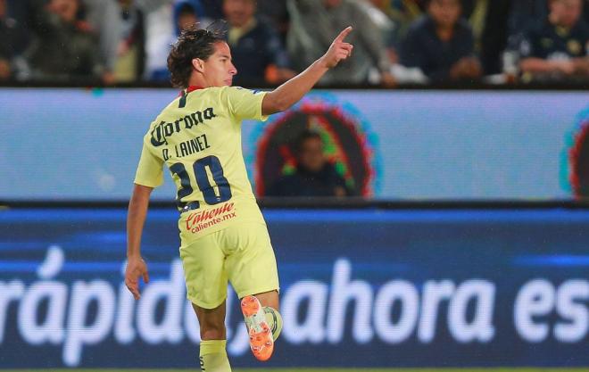 Diego Lainez celebra un gol con el América mexicano.