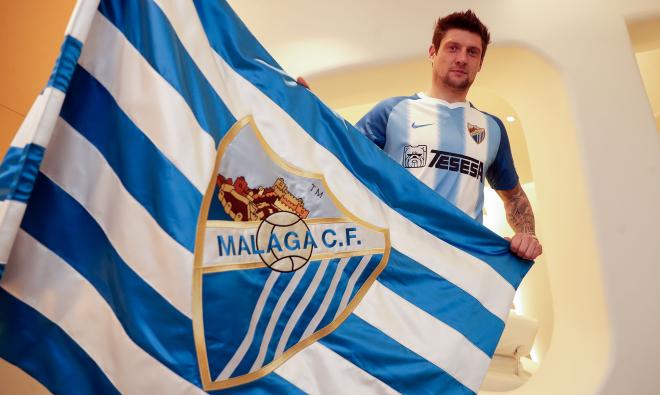 Seleznyov posa con la bandera del club (Foto: Málaga CF).