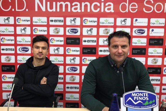 Ganea y el director deportivo del Numancia, César Palacios (Foto: CD Numancia).