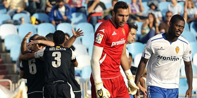 El Málaga celebra el gol de la victoria de Camacho en La Romareda (Foto: EFE).