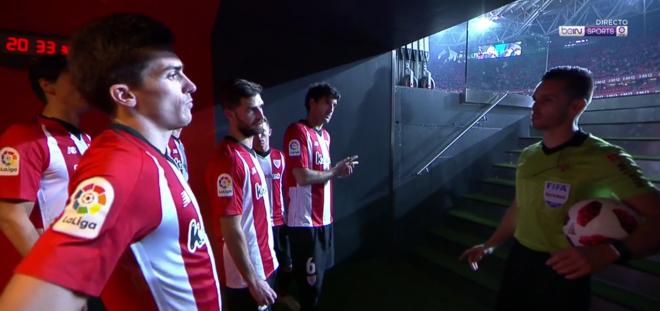 Del Cerro Grande explica a los futbolistas del Athletic el motivo por el que anuló el gol.