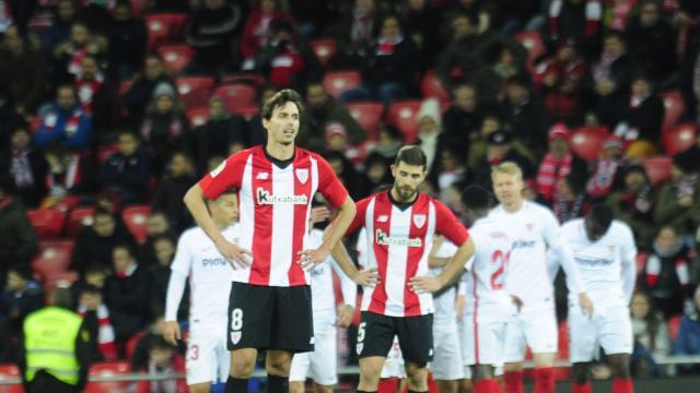 Ander Iturraspe y Yeray escenifican el dolor del Athletic en cCpa ante el Sevilla (Foto: LalIga).