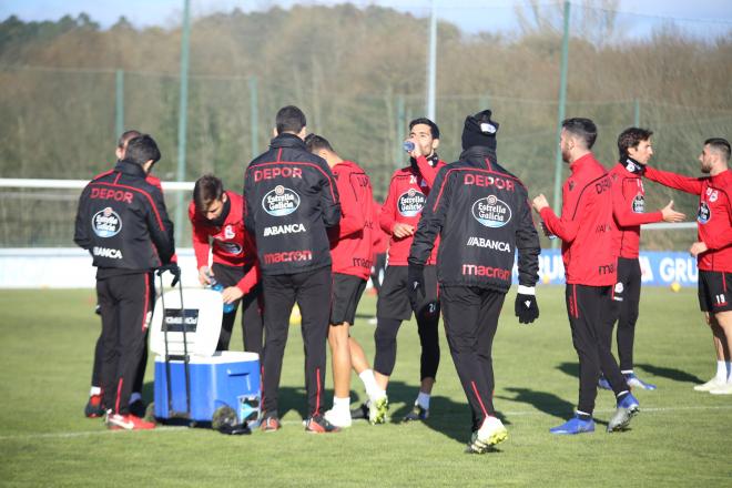 Los jugadores del Deportivo, en un entrenamiento en Abegondo (Foto: Iris Miquel).