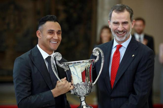 Keylor Navas recoge el Trofeo Comunidad Iberoamericana que le ha entregado el Rey Felipe VI.