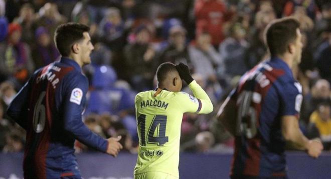 Malcom se lleva las manos a la cabeza tras fallar una ocasión ante el Levante (Foto: EFE).