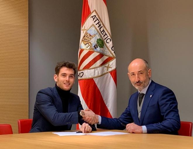 Ibai Gómez en la estampa de la firma en su contrato con el Athletic hasta junio de 2022 (FOTO: Athletic Club)