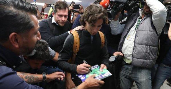 Diego Lainez en el aeropuerto de México.