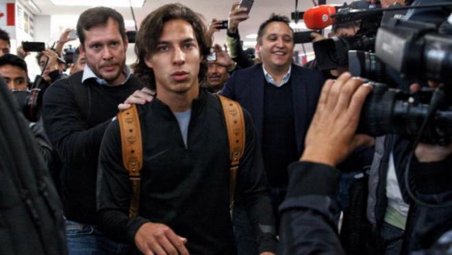 Diego Lainez en el aeropuerto de México antes de viajar a España.