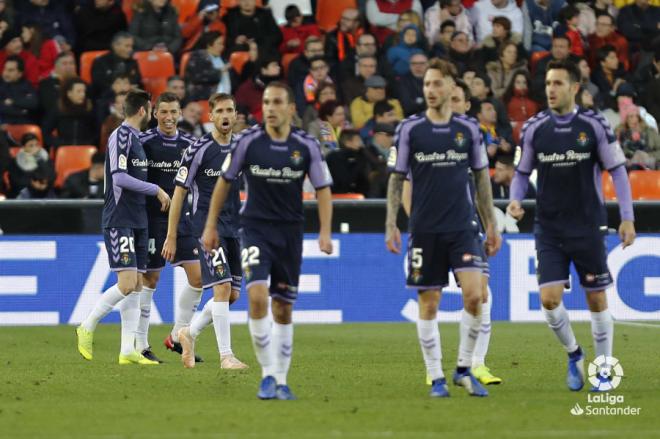 Alcaraz, al fondo, tras su gol de falta al Valencia (Foto: LaLiga).