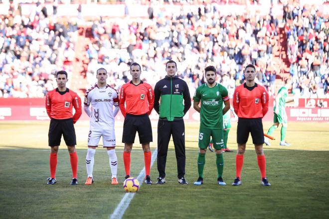 Roberto Canella, junto a los árbitros y el capitán del Albacete (Foto: www.aupaalba.com).