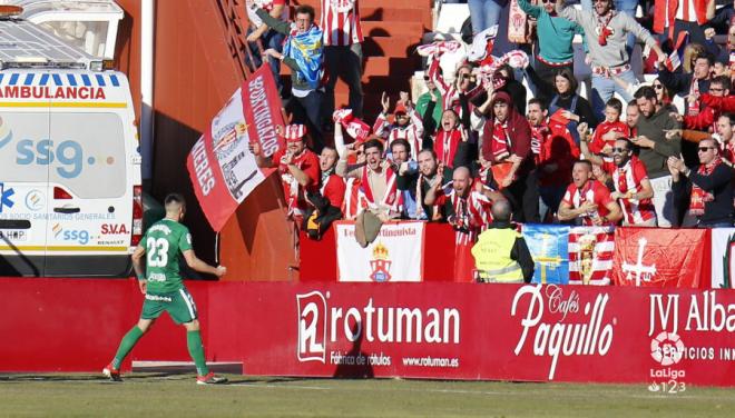 Djurdjevic celebra su tanto ante el Albacete junto a la afición rojiblanca desplazada (Foto: LaLiga Santander)