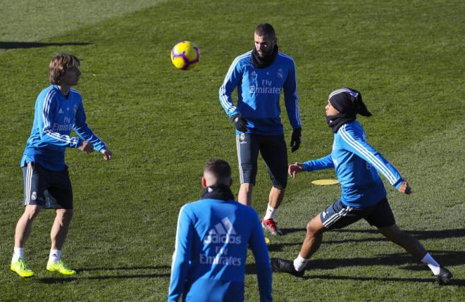 Luka Modric, Karim Benzema y Mariano, durante el entrenamiento del Real Madrid.