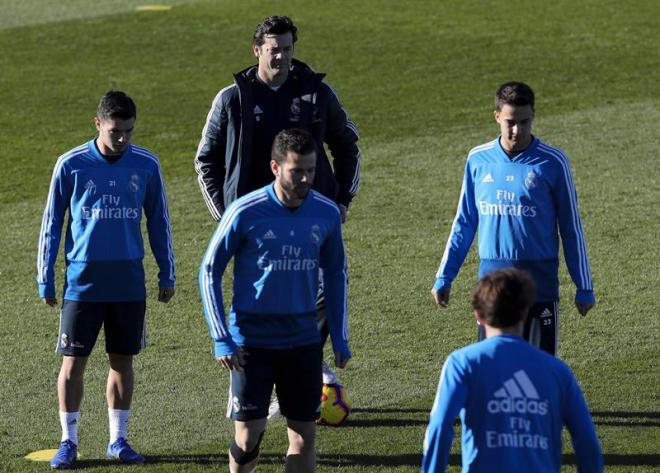 Solari dirige un entrenamiento del Real Madrid.