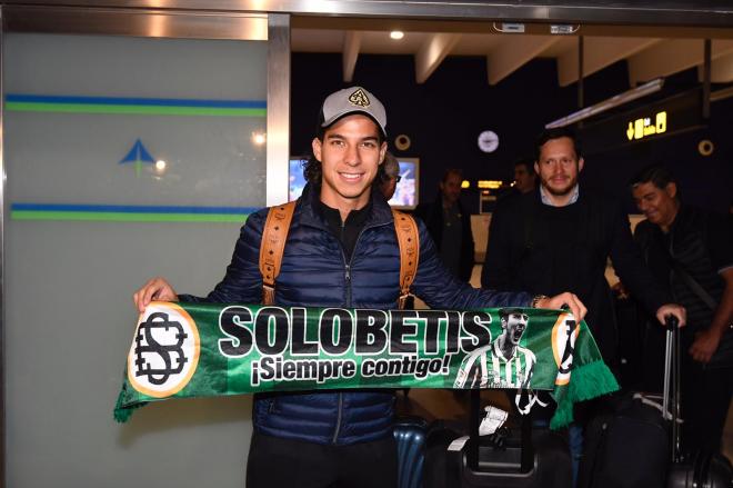 Diego Lainez a su llegada este sábado a Sevilla (foto: Kiko Hurtado).
