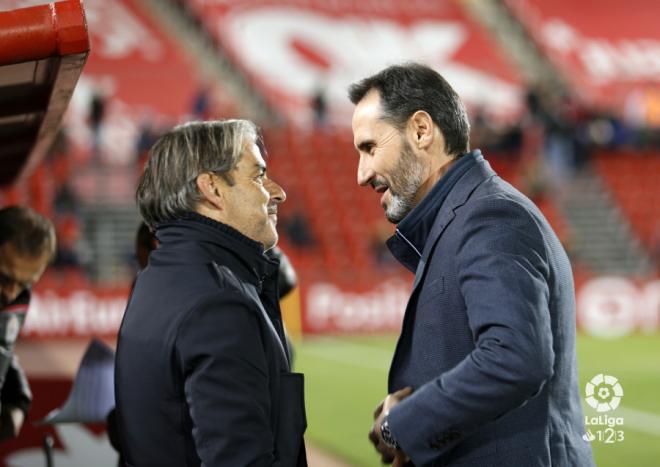 Natxo González dialoga con Vicente Moreno en la previa del Mallorca-Dépor (Foto: LaLiga).