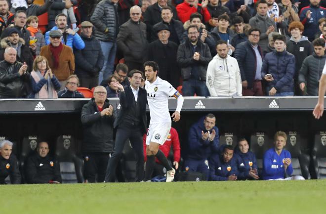 Parejo se abraza a Marcelino en el Valencia-Valladolid. (Foto: David González)