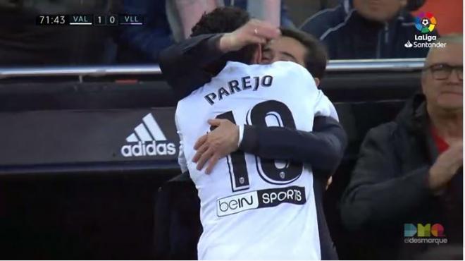 Parejo abraza a Marcelino tras marcar al Valladolid.