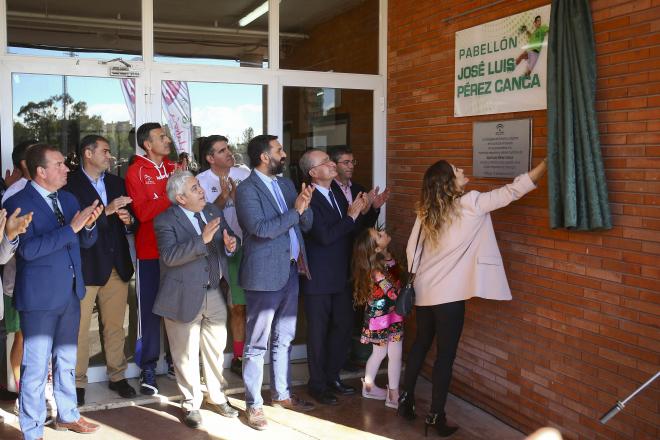 Beatriz Gil descubre la placa homenaje a Pérez Canca en Carranque (Foto: Álvaro Cabrera).