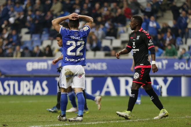 Joselu se lamente durante el Real Oviedo-Tenerife (Foto: Luis Manso).