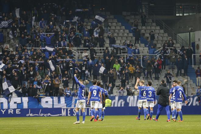 Los jugadores del Real Oviedo agradecen a su afición su apoyo frente al Tenerife (Foto: Luis Manso).