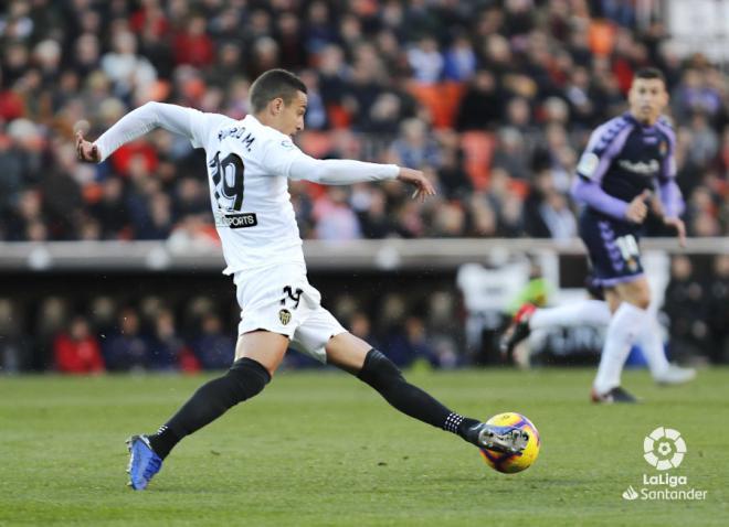 Rodrigo falló un penalti en el Valencia-Valladolid. (Foto: LaLiga Santander)