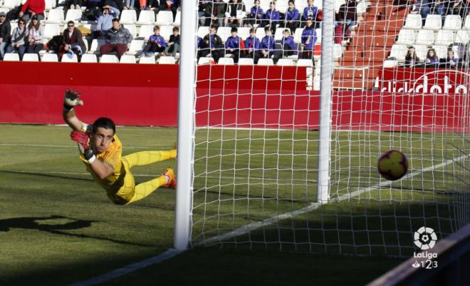 Diego Mariño acompaña con la mirada un balón en el Albacete-Sporting (Foto: LaLiga).