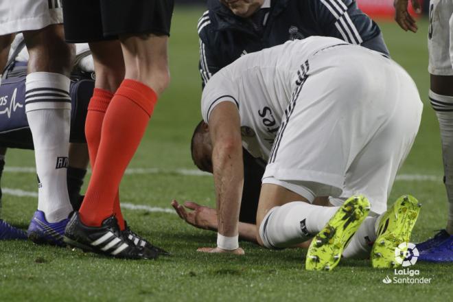 Benzema se duele sobre el césped (Foto: LaLiga).