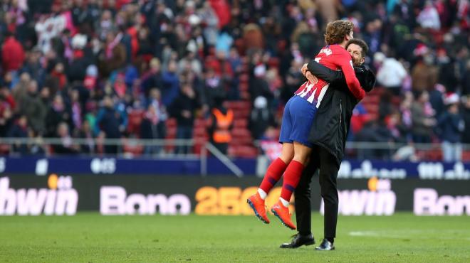 Antoine Griezmann abraza al Cholo Simeone tras su gol al Levante (@Atleti).
