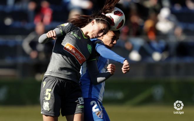 Maddi busca el remate de cabeza ante una rival (Foto: LaLiga).