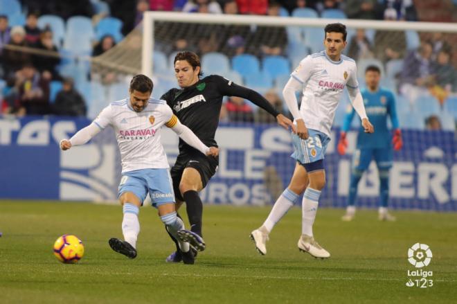 Lance del partido entre el Real Zaragoza y el Málaga (Foto: LaLiga).