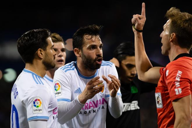 Cristian saca el balón de la portería tras un gol del Málaga (Foto: Dani Marzo).