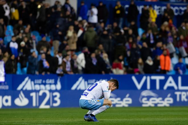 Marc Gual desconsolado tras la derrota frente al Málaga por 0-2.  Foto: (Dani Marzo).