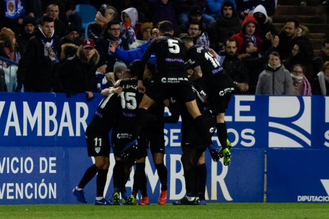 Los jugadores del Málaga celebran un gol ante el Zaragoza en su última visita La Romareda (Fotos: Dani Marzo).